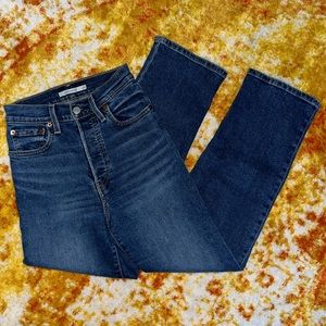 Dark wash Levi’s Ribcage Straight Ankle Jeans
